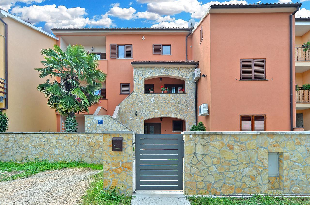 Apartment Puzar 295 Stinjan Bagian luar foto